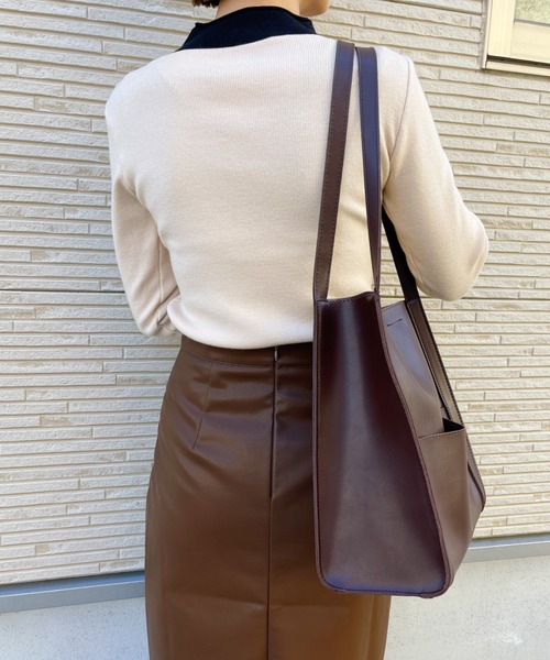 CLEA（クレア）の「【A4対応】外ポケット付きフェイクレザートートバッグ（ポーチ付き）（トートバッグ・レディース・ブラウン/アイボリー/ブラック/ダークブラウン/ライトブラウン・FREE）」の8枚目の写真