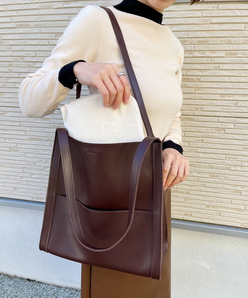 CLEA（クレア）の「【A4対応】外ポケット付きフェイクレザートートバッグ（ポーチ付き）（トートバッグ・レディース・ブラウン/アイボリー/ブラック/ダークブラウン/ライトブラウン・FREE）」の7枚目の写真