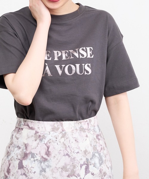 natural couture（ナチュラルクチュール）の「ちょいゆる大人ロゴT（Tシャツ/カットソー・レディース・ベージュ/オフホワイト/モカ/スミクロ・FREE）」の3枚目の写真