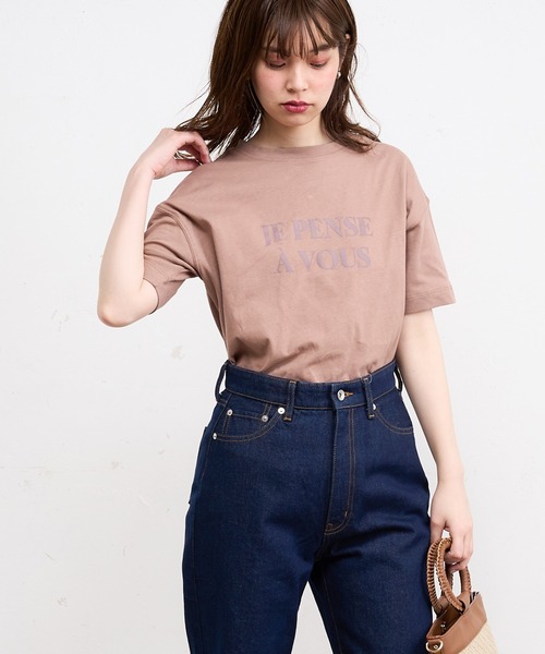 natural couture（ナチュラルクチュール）の「ちょいゆる大人ロゴT（Tシャツ/カットソー・レディース・ベージュ/オフホワイト/モカ/スミクロ・FREE）」の4枚目の写真