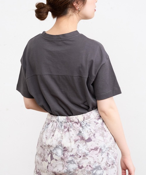 natural couture（ナチュラルクチュール）の「ちょいゆる大人ロゴT（Tシャツ/カットソー・レディース・ベージュ/オフホワイト/モカ/スミクロ・FREE）」の11枚目の写真