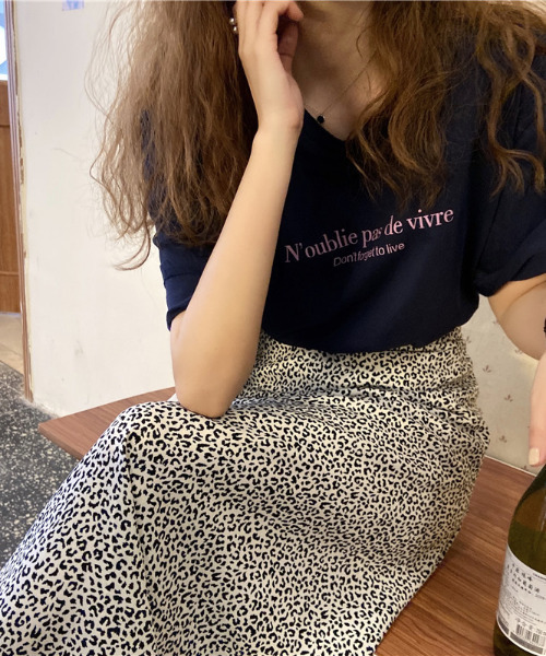 emi+（エミプラス）の「5分袖ロゴプリントTシャツ/カットソー（Tシャツ/カットソー・レディース・ホワイト/ベージュ/ネイビー・FREE）」の4枚目の写真