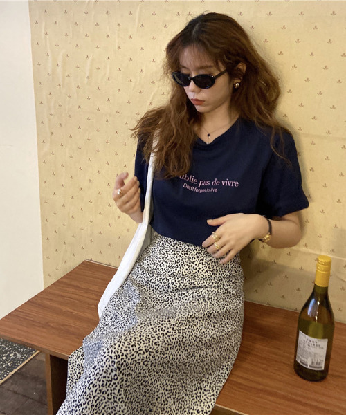 emi+（エミプラス）の「5分袖ロゴプリントTシャツ/カットソー（Tシャツ/カットソー・レディース・ホワイト/ベージュ/ネイビー・FREE）」の6枚目の写真