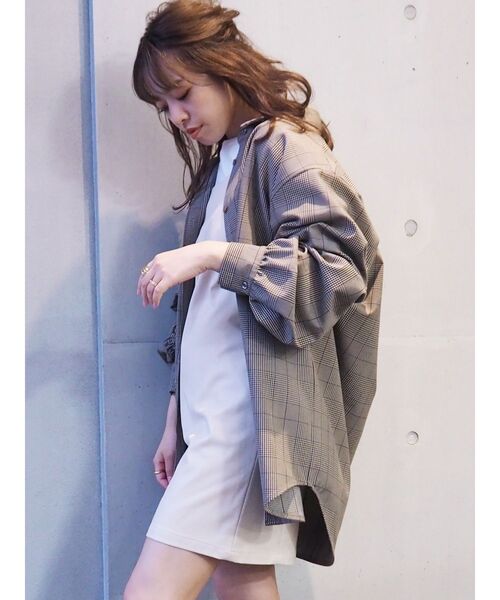 EVRIS(エヴリス)の「ギャザースリーブオーバーシャツ(シャツ/ブラウス・レディース・ホワイト/グレー/ブラウン・FREE)」の3枚目の写真