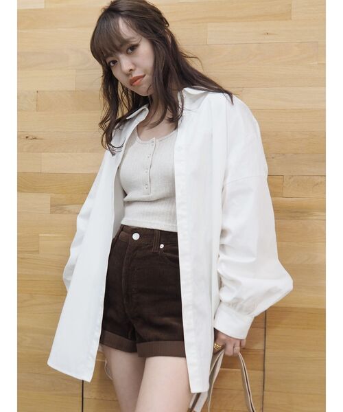 EVRIS(エヴリス)の「ギャザースリーブオーバーシャツ(シャツ/ブラウス・レディース・ホワイト/グレー/ブラウン・FREE)」の2枚目の写真