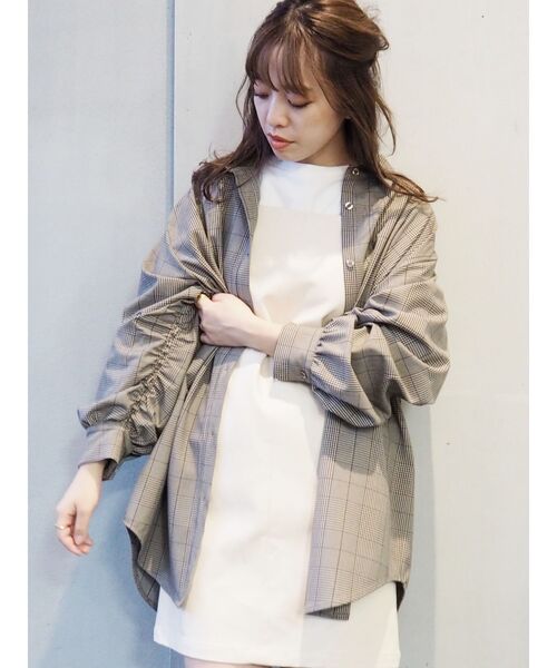 EVRIS(エヴリス)の「ギャザースリーブオーバーシャツ(シャツ/ブラウス・レディース・ホワイト/グレー/ブラウン・FREE)」の4枚目の写真