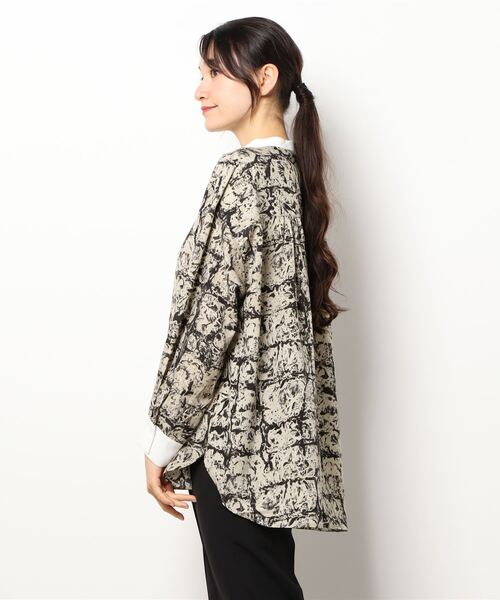 NICOLE white（ニコルホワイト）の「ボカシ柄バンドカラークレリックシャツ（シャツ/ブラウス・レディース・グレー系/ベージュ系・FREE）」の3枚目の写真