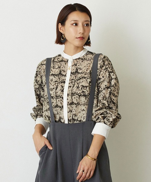 NICOLE white（ニコルホワイト）の「ボカシ柄バンドカラークレリックシャツ（シャツ/ブラウス・レディース・グレー系/ベージュ系・FREE）」の2枚目の写真