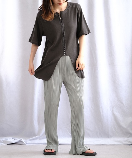 ANDJ(アンドジェイ)の「プリーツフレアパンツ(その他パンツ・レディース・ブラック/グレー/グレイッシュベージュ・M)」の6枚目の写真