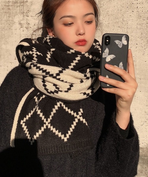 meJane（ミージェーン）の「ダイヤ柄リバーシブルマフラー【ZOZOTOWN限定】（ストール/ショール・レディース・ブラック×ホワイト/ブラック系・FREE）」の2枚目の写真