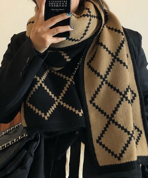 meJane（ミージェーン）の「ダイヤ柄リバーシブルマフラー【ZOZOTOWN限定】（ストール/ショール・レディース・ブラック×ホワイト/ブラック系・FREE）」の17枚目の写真