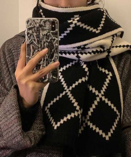 meJane（ミージェーン）の「ダイヤ柄リバーシブルマフラー【ZOZOTOWN限定】（ストール/ショール・レディース・ブラック×ホワイト/ブラック系・FREE）」の3枚目の写真