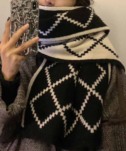 meJane（ミージェーン）の「ダイヤ柄リバーシブルマフラー【ZOZOTOWN限定】（ストール/ショール・レディース・ブラック×ホワイト/ブラック系・FREE）」の6枚目の写真