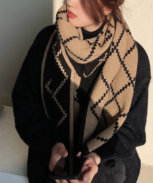 meJane（ミージェーン）の「ダイヤ柄リバーシブルマフラー【ZOZOTOWN限定】（ストール/ショール・レディース・ブラック×ホワイト/ブラック系・FREE）」の7枚目の写真