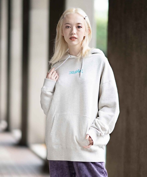 X-girl（エックスガール）の「EARTH AND MILLS LOGO SWEAT HOODIE（パーカー・レディース・ホワイト/ブラック/アッシュ・S/M/L/XL）」の4枚目の写真