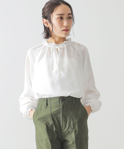 BEAMS LIGHTS（ビームスライツ）の「BEAMS LIGHTS / シャドウ チェック ギャザー ブラウス（シャツ/ブラウス・レディース・ホワイト/ブラック・ONE SIZE）」の3枚目の写真