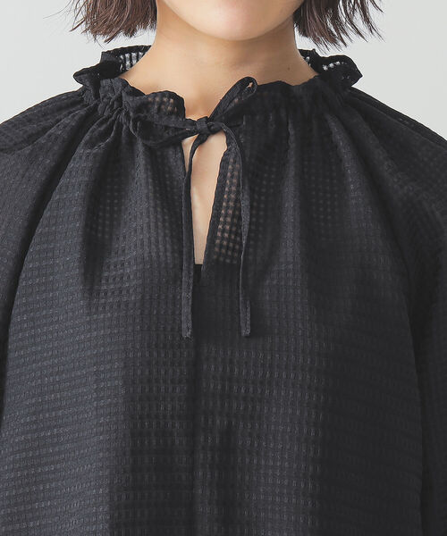 BEAMS LIGHTS（ビームスライツ）の「BEAMS LIGHTS / シャドウ チェック ギャザー ブラウス（シャツ/ブラウス・レディース・ホワイト/ブラック・ONE SIZE）」の9枚目の写真