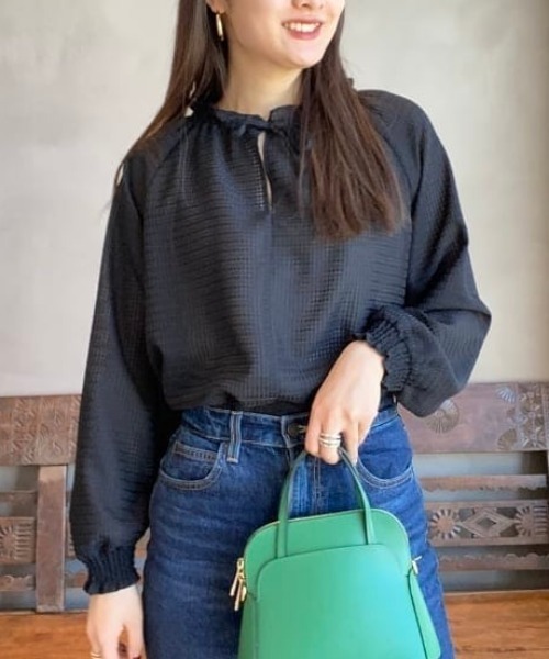 BEAMS LIGHTS（ビームスライツ）の「BEAMS LIGHTS / シャドウ チェック ギャザー ブラウス（シャツ/ブラウス・レディース・ホワイト/ブラック・ONE SIZE）」の2枚目の写真