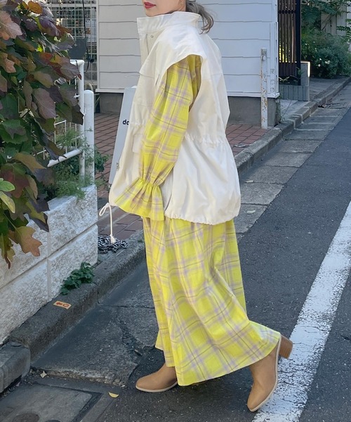 w closet(ダブルクローゼット)の「先染めチェックウエスト切替スクエアネックワンピース(ワンピース・レディース・イエロー/ブルー・FREE)」の22枚目の写真