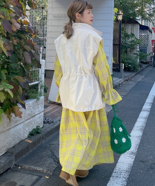 w closet(ダブルクローゼット)の「先染めチェックウエスト切替スクエアネックワンピース(ワンピース・レディース・イエロー/ブルー・FREE)」の3枚目の写真