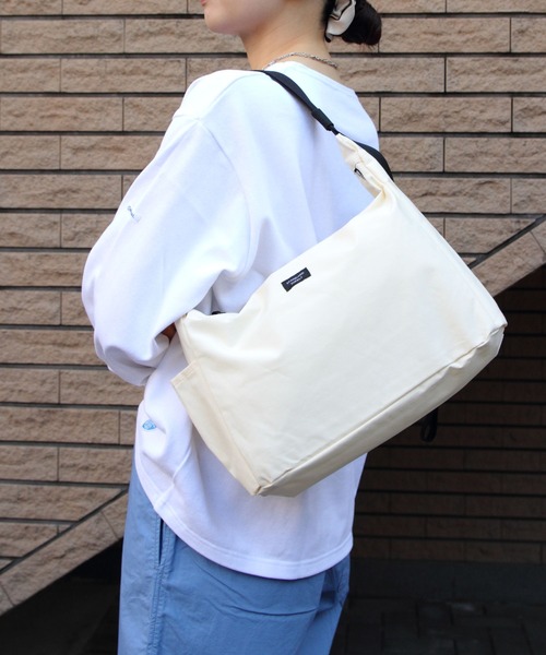 STANDARD SUPPLY(スタンダードサプライ)の「STANDARD SUPPLY/スタンダードサプライ トライアングルショルダー TRIANGLE SHOULDER(ショルダーバッグ・レディース・ナチュラル/グレー/ブラック/コバルトブルー/ネイビー/グレイッシュベージュ/チャコールグレー/サンドベージュ/ブラウン/ケリーグリーン/アイボリー/グレイッシュブルー/ライトパープル/モカ/ダークブラウン/ミント・FREE)」の2枚目の写真
