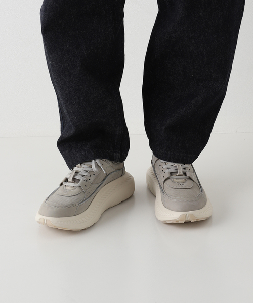 UGG(アグ)の「【UGG / アグ】CA805 V2 NUBUCK(スニーカー・メンズ・ベージュ・100/9/XX-SMALL)」の2枚目の写真