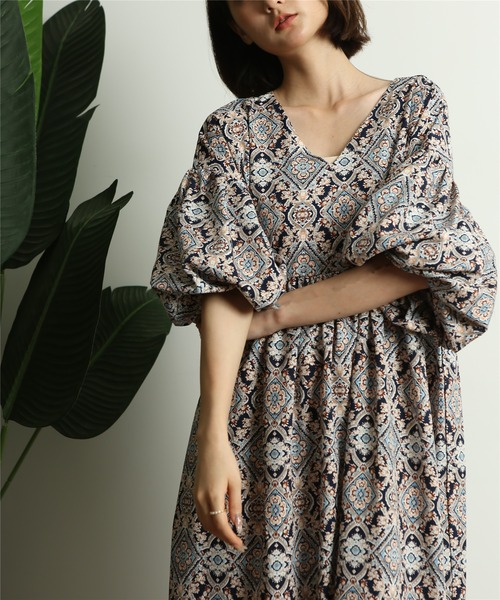 MAISON DE THERESE(メゾン ド テレーズ)の「ボリュウムスリーブ Vネックルーズロングワンピース(ワンピース・レディース・ネイビー/ブルー・FREE)」の14枚目の写真