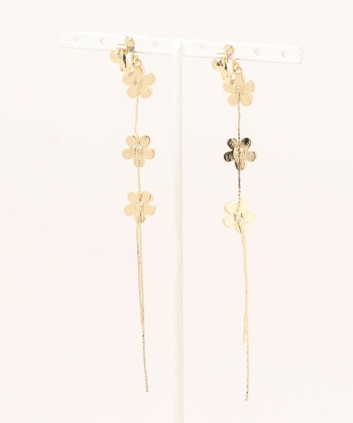 apres jour（アプレジュール）の「【apres jour×ARIAZ】3連フラワーイヤリング（イヤリング・レディース・ゴールド・FREE）」の3枚目の写真