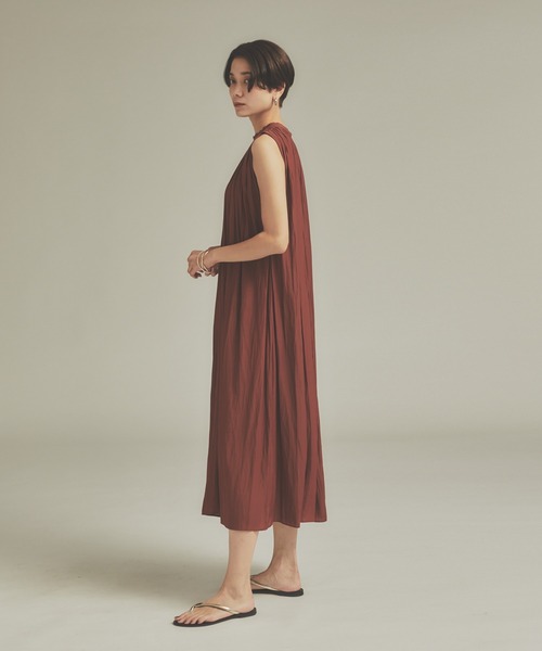 qualite（カリテ）の「【WEB･一部店舗限定】ギャザーワンピース（ワンピース・レディース・ブラウン/スミクロ・36/38）」の3枚目の写真