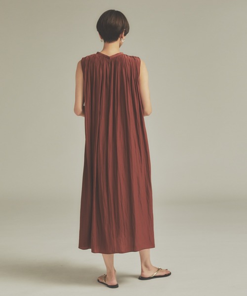 qualite（カリテ）の「【WEB･一部店舗限定】ギャザーワンピース（ワンピース・レディース・ブラウン/スミクロ・36/38）」の13枚目の写真