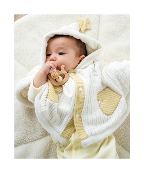 SLAP SLIP BABY(スラップスリップベビー)の「SLAPSLIPBABY/手袋パッチ星モチーフケーブル編み裏ボアマントベビー(50~90cm)(ポンチョ・キッズ・ピンク/オフホワイト・ONESIZE)」の1枚目の写真