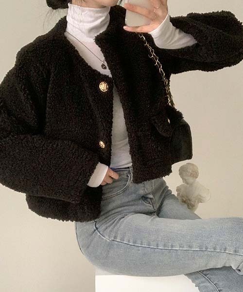 BEIDELLI（ベイデリー）の「[BELLIDE MADE] フェミニンノーカラーボアジャケット（ノーカラージャケット・レディース・ブラック/アイボリー・FREE）」の2枚目の写真
