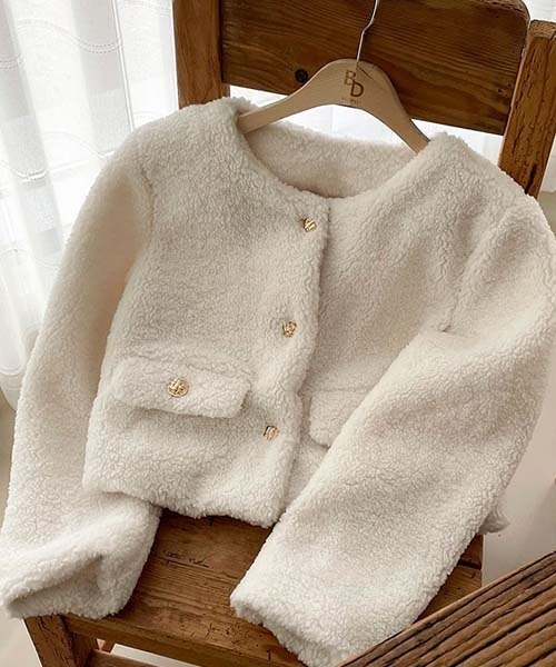 BEIDELLI（ベイデリー）の「[BELLIDE MADE] フェミニンノーカラーボアジャケット（ノーカラージャケット・レディース・ブラック/アイボリー・FREE）」の6枚目の写真