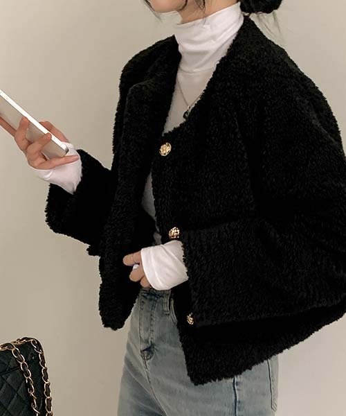 BEIDELLI（ベイデリー）の「[BELLIDE MADE] フェミニンノーカラーボアジャケット（ノーカラージャケット・レディース・ブラック/アイボリー・FREE）」の4枚目の写真