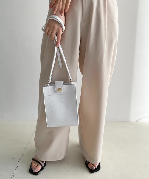 VIS（ビス）の「【新色】バッククリアーポケットマルチショルダーバッグ（ショルダーバッグ・レディース・ブラック/レッド/オフホワイト/イエロー/ダークパープル/ブルー/グリーン/ピンク系その他2・FREE）」の2枚目の写真