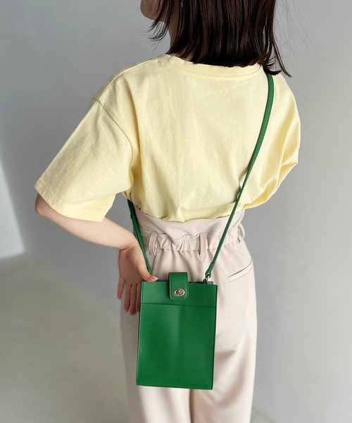 VIS（ビス）の「【新色】バッククリアーポケットマルチショルダーバッグ（ショルダーバッグ・レディース・ブラック/レッド/オフホワイト/イエロー/ダークパープル/ブルー/グリーン/ピンク系その他2・FREE）」の4枚目の写真