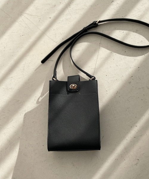 VIS（ビス）の「【新色】バッククリアーポケットマルチショルダーバッグ（ショルダーバッグ・レディース・ブラック/レッド/オフホワイト/イエロー/ダークパープル/ブルー/グリーン/ピンク系その他2・FREE）」の3枚目の写真