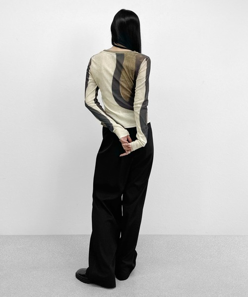 LVEU.（ラブユ.）の「【LVEU.】ニュアンス柄シャーリングデザインシアートップス / トップス カットソー シャーリング ニュアンス シアー 長袖 カーキ ZOZOTOWN限定（Tシャツ/カットソー・レディース・カーキ・FREE）」の4枚目の写真