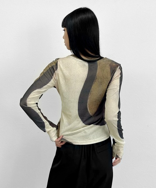 LVEU.（ラブユ.）の「【LVEU.】ニュアンス柄シャーリングデザインシアートップス / トップス カットソー シャーリング ニュアンス シアー 長袖 カーキ ZOZOTOWN限定（Tシャツ/カットソー・レディース・カーキ・FREE）」の3枚目の写真