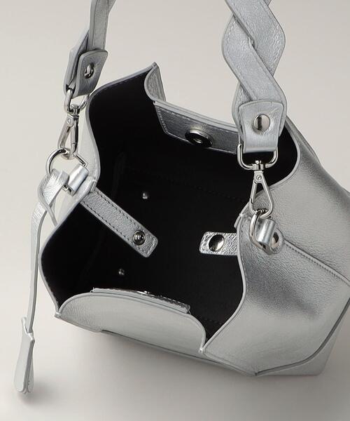 Carol J.（キャロルジェイ）の「＜GIANNI NOTARO Carol J.＞ TwistBucket（ショルダーバッグ・レディース・シルバー・FREE）」の4枚目の写真