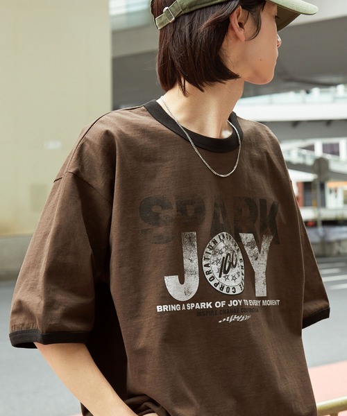 MONO-MART（モノマート）の「ヴィンテージライクロゴデザイン ビッグシルエットリンガー半袖Tシャツ（Tシャツ/カットソー・レディース・ホワイト系1/グリーン系2/ホワイト系3/ブルー/アイボリー/アイボリー系2/ブラック/レッド系1/ベージュ系3/ブラック系1/アイボリー系3/サックスブルー/オートミール/チャコール/ホワイト系4/ブラウン/ホワイト系5/アイボリー系4/ブラウン系1/ワインレッド/ネイビー・M/L/S）」の10枚目の写真