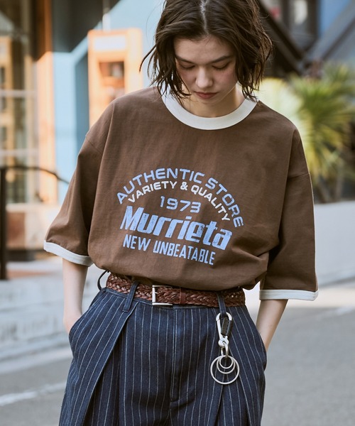 MONO-MART（モノマート）の「ヴィンテージライクロゴデザイン ビッグシルエットリンガー半袖Tシャツ（Tシャツ/カットソー・レディース・ホワイト系1/グリーン系2/ホワイト系3/ブルー/アイボリー/アイボリー系2/ブラック/レッド系1/ベージュ系3/ブラック系1/アイボリー系3/サックスブルー/オートミール/チャコール/ホワイト系4/ブラウン/ホワイト系5/アイボリー系4/ブラウン系1/ワインレッド/ネイビー/ブラウン系2/イエロー系/オフホワイト/スモークピンク・M/L/S）」の12枚目の写真