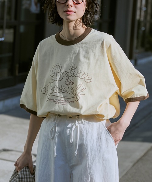 MONO-MART（モノマート）の「ヴィンテージライクロゴデザイン ビッグシルエットリンガー半袖Tシャツ（Tシャツ/カットソー・レディース・ホワイト系1/グリーン系2/ホワイト系3/ブルー/アイボリー/アイボリー系2/ブラック/レッド系1/ベージュ系3/ブラック系1/アイボリー系3/サックスブルー/オートミール/チャコール/ホワイト系4/ブラウン/ホワイト系5/アイボリー系4/ブラウン系1/ワインレッド/ネイビー/ブラウン系2/イエロー系/オフホワイト/スモークピンク・M/L/S）」の22枚目の写真