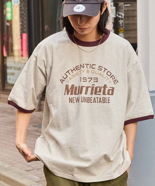 MONO-MART（モノマート）の「ヴィンテージライクロゴデザイン ビッグシルエットリンガー半袖Tシャツ（Tシャツ/カットソー・レディース・ホワイト系1/グリーン系2/ホワイト系3/ブルー/アイボリー/アイボリー系2/ブラック/レッド系1/ベージュ系3/ブラック系1/アイボリー系3/サックスブルー/オートミール/チャコール/ホワイト系4/ブラウン/ホワイト系5/アイボリー系4/ブラウン系1/ワインレッド/ネイビー・M/L/S）」の11枚目の写真