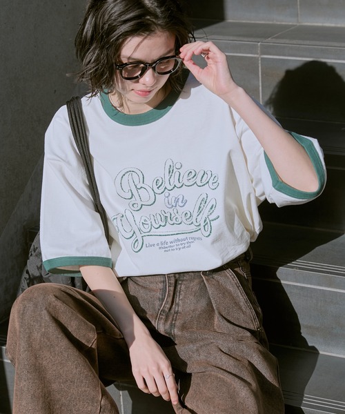 MONO-MART（モノマート）の「ヴィンテージライクロゴデザイン ビッグシルエットリンガー半袖Tシャツ（Tシャツ/カットソー・レディース・ホワイト系1/グリーン系2/ホワイト系3/ブルー/アイボリー/アイボリー系2/ブラック/レッド系1/ベージュ系3/ブラック系1/アイボリー系3/サックスブルー/オートミール/チャコール/ホワイト系4/ブラウン/ホワイト系5/アイボリー系4/ブラウン系1/ワインレッド/ネイビー/ブラウン系2/イエロー系/オフホワイト/スモークピンク・M/L/S）」の2枚目の写真