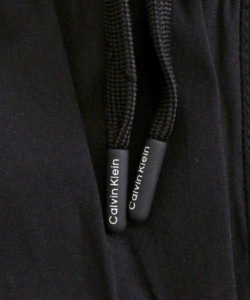 Calvin Klein(カルバン・クライン)の「CK ワンポイントロゴサーフパンツ ボードショーツ(水着・メンズ・ブラック系2/ブラック系3/ブラック系4/ブラック/ホワイト系7/ホワイト/レッド/ブラック系8・S/M/L/XL)」の20枚目の写真