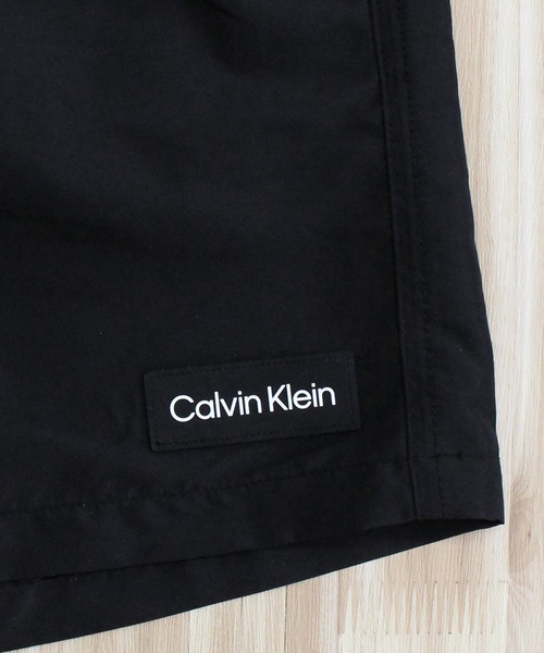 Calvin Klein(カルバン・クライン)の「CK ワンポイントロゴサーフパンツ ボードショーツ(水着・メンズ・ブラック系2/ブラック系3/ブラック系4/ブラック/ホワイト系7/ホワイト/レッド/ブラック系8・S/M/L/XL)」の21枚目の写真