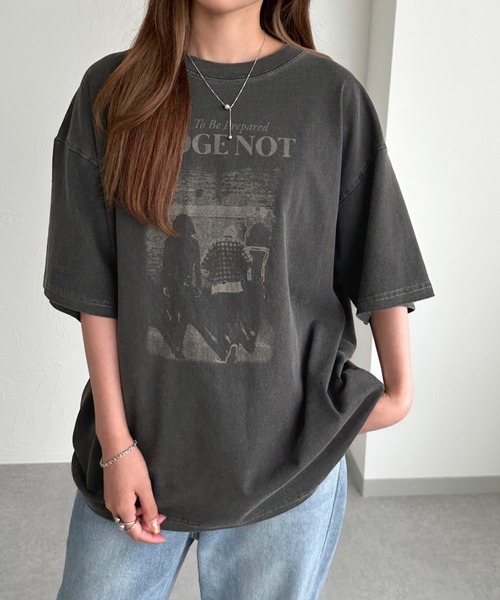 apres jour mignon(アプレジュールミニョン)の「ピグメントヴィンテージライクロックTシャツ3【ZOZOTOWN限定アイテム】(Tシャツ/カットソー・レディース・アイボリー/ブラック系その他2/その他/ブラック系その他/ネイビー・X-LARGE/フリー)」の2枚目の写真