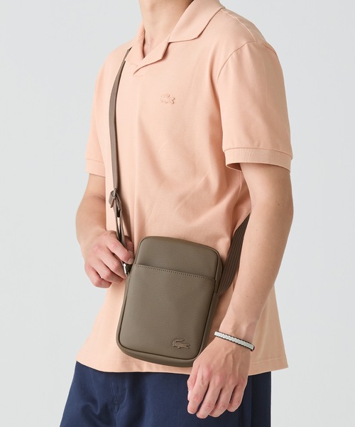 LACOSTE(ラコステ)の「メンズクラシック バーティカルカメラバッグ(ショルダーバッグ・メンズ・ネイビー/ブラック/サンドベージュ/ダークグリーン・FREE)」の13枚目の写真