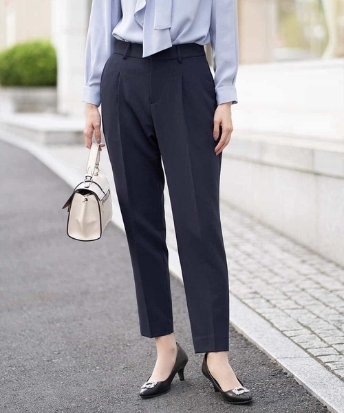 a.v.v（アーヴェヴェ）の「【洗える/イージーケア】ダブルクロステーパードパンツ（スーツパンツ・レディース・ブラック/ネイビー/ライトグレー・38/36/34/40/42）」の3枚目の写真